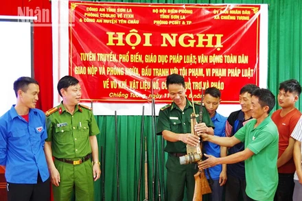 Người dân tự giác mang súng tự chế giao nộp cho các cơ quan chức năng.