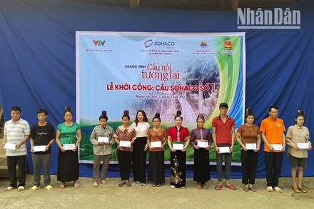 Đại diện lãnh đạo Tập đoàn thương mại và dược phẩm Sohaco trao quà cho các hộ có hoàn cảnh đặc biệt khó khăn.