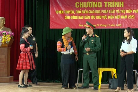 Tuyên truyền, phổ biến giáo dục pháp luật khu vực biên giới bằng hình thức sân khấu hóa.