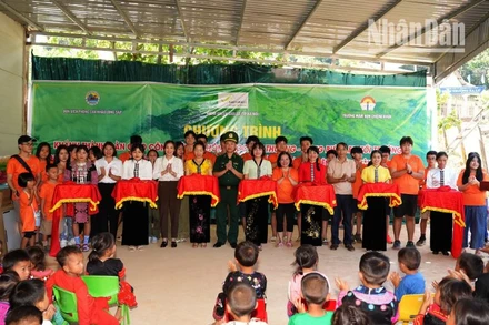 Các đơn vị cắt băng khánh thành trao phòng học cho điểm trường Xa Lú.