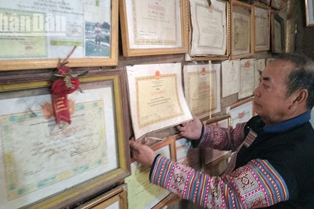 Gian phòng khách của gia đình ông Mùa Lao Ư có rất nhiều Bằng khen, Giấy khen của cá nhân ông do các cấp từ Trung ương đến địa phương trao tặng.