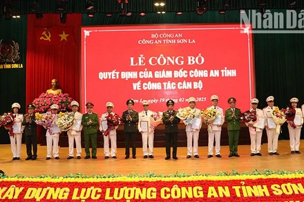 Ban Giám đốc Công an tỉnh Sơn La tặng hoa cho 14 đồng chí là phó trưởng phòng và tương đương của Công an tỉnh Sơn La viết đơn xin nghỉ hưu trước thời hạn.