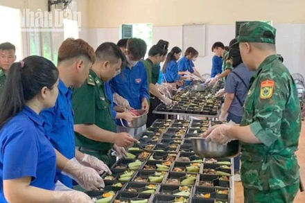 Các lực lượng tham gia nấu bữa cơm trưa miễn phí cho các thí sinh tại điểm thị xã Chiềng Khương.