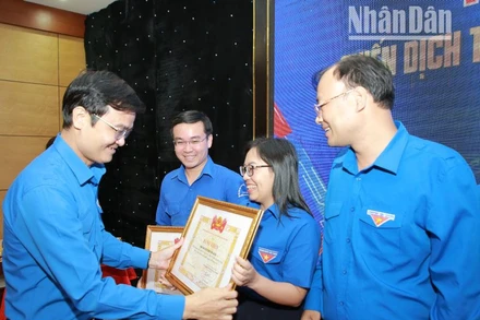 Bí thư thứ nhất Trung ương Đoàn Bùi Quang Huy tặng Bằng khen cho các tập thể, cá nhân.