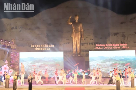 Chương trình nghệ thuật “Màu hoa còn mãi” vận động xây dựng “Quỹ học bổng Tô Hiệu” do tỉnh Sơn La tổ chức.