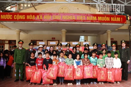 Những món quà được đoàn công tác hỗ trợ tới thầy và trò nhà trường.