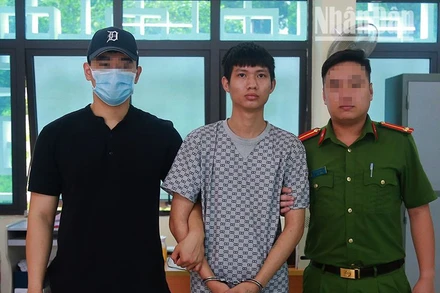 Đối tượng Đoàn Ngọc Huy (ở giữa) tại cơ quan chức năng.