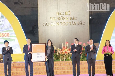 Trưởng ban Giáo dục, Văn phòng UNESCO tại Hà Nội trao chứng nhận "Thành phố học tập toàn cầu" cho Thứ trưởng Bộ Giáo dục và Đào tạo Phạm Ngọc Thưởng. 
