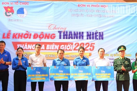 Lãnh đạo Bộ đội Biên phòng tỉnh, Tỉnh Đoàn, Huyện ủy Mai Sơn và trao tặng các mô hình, công trình cho các đơn vị thuộc xã Phiêng Pằn.