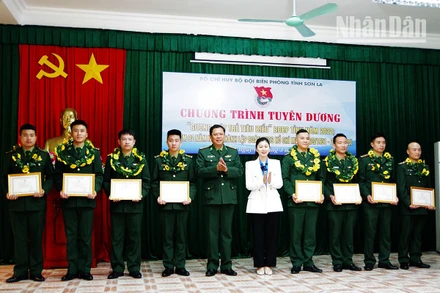 Trao tặng danh hiệu “Gương mặt trẻ tiêu biểu” và “Gương mặt trẻ triển vọng” cho các cá nhân.