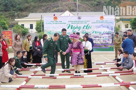 Nhân dân 2 xã biên giới Lóng Phiêng và xã Chiềng Tương cùng cán bộ, chiến sĩ Bộ đội Biên phòng tham gia các trò chơi dân gian.