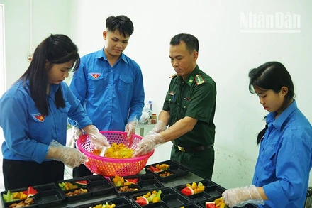 Các lực lượng nấu ăn trưa hỗ trợ thí sinh tại Đồn Biên phòng Cửa khẩu Chiềng Khương, huyện biên giới Sông Mã.