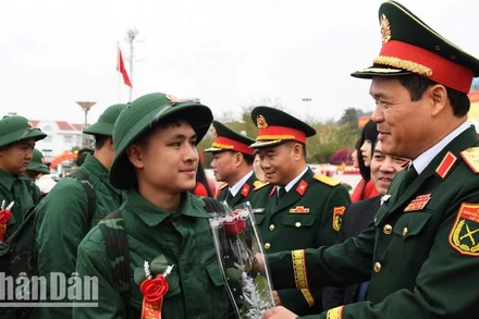 Thượng tướng Vũ Hải Sản, Thứ trưởng Quốc phòng tặng hoa và quà cho các tân binh tại thị xã Mộc Châu.