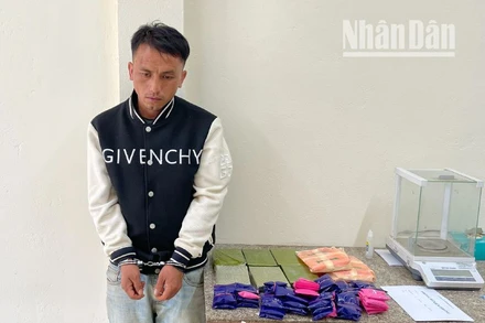 Đối tượng Sộng A Thông cùng tang vật tại cơ quan công an.