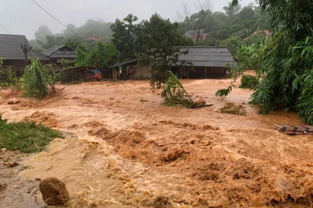 Nhiều hộ dân bản Nà Sàng, xã Chiềng Xuân, huyện Vân Hồ bị ngập. (Ảnh: Người dân cung cấp)