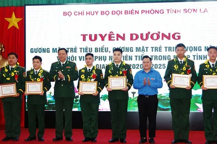 Lãnh đạo Bộ Chỉ huy Bộ đội Biên phòng tỉnh và Tỉnh đoàn Sơn La trao tặng danh hiệu cho các gương mặt trẻ tiêu biểu.