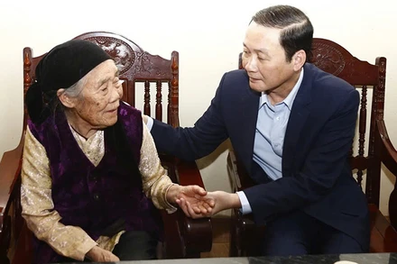 Chủ tịch Ủy ban nhân dân tỉnh Thanh Hóa ân cần hỏi thăm sức khỏe cựu dân quân Nguyễn Thị Xa.