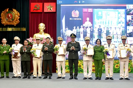 Ban Giám đốc Công an tỉnh Thanh Hóa trao quyết định nghỉ công tác trước hạn tuổi cho 8 đồng chí.