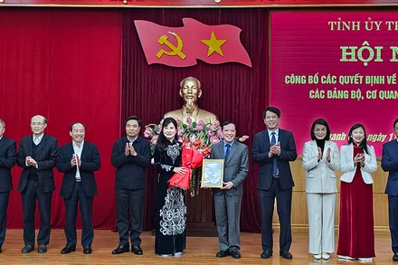 Bí thư Tỉnh ủy Thanh Hóa trao quyết định, tặng hoa Đảng bộ các cơ quan Đảng tỉnh Thanh Hóa.