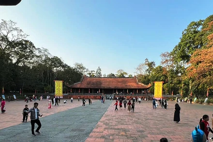 Du khách về với Lam Kinh.