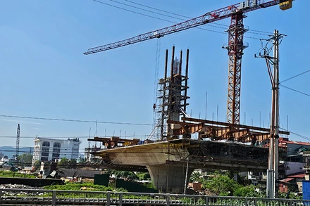 Thi công cầu vượt đường sắt trên đại lộ đông-tây ở thành phố Thanh Hóa.