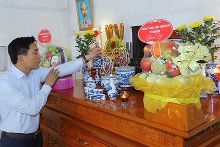 Đồng chí Nguyễn Doãn Anh, Bí thư Tỉnh ủy Thanh Hóa tưởng niệm Anh hùng, liệt sĩ.