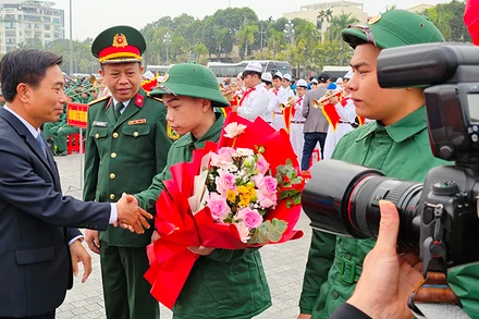 Bí thư Tỉnh ủy Thanh Hóa tặng hoa, chúc mừng thanh niên tiếp nối truyền thống quê hương anh hùng.