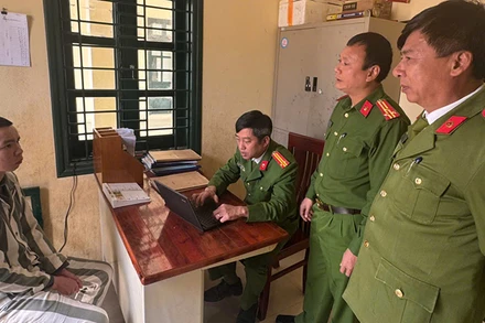 Phạm nhân khai báo lý do trốn trại với cơ quan chức năng.