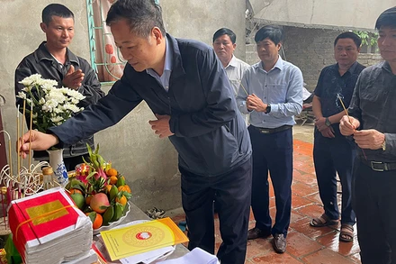 Các thành viên đoàn công tác tưởng niệm nạn nhân tử vong do đuối nước.