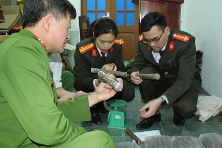 Công an xem xét các loại vật liệu nổ tang vật.