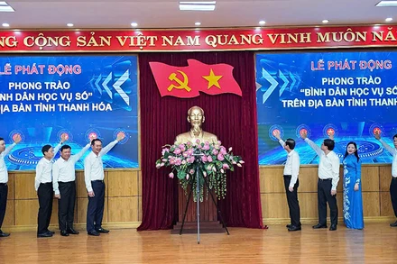 Tập thể lãnh đạo tỉnh Thanh Hóa phát lệnh hưởng ứng phong trào "Bình dân học vụ số".