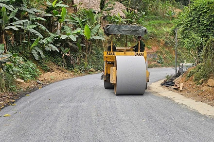 Sau nhiều năm, đoạn đường trước công sở xã Thành Lâm huyện Bá Thước vẫn trong giai đoạn thi công.