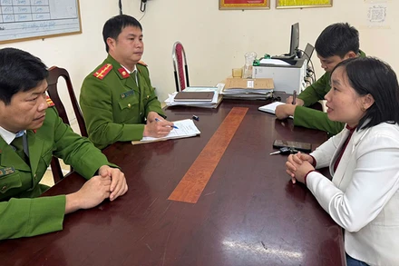 Công an xã Xuân Dương tuyên truyền, cảnh báo người dân phòng ngừa thủ đoạn lừa đảo trên không gian mạng.