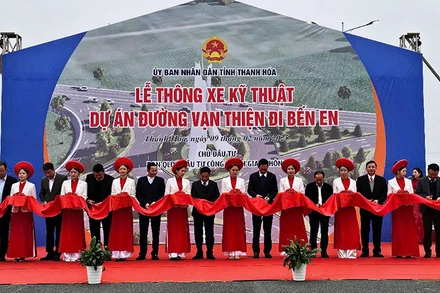 Các đại biểu cắt băng, thông xe kỹ thuật đường giao thông.