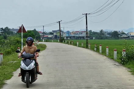 Giao thông nông thôn ở huyện Hà Trung, tỉnh Thanh Hóa được kiên cố hóa.