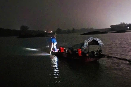 Lực lượng chức năng tìm kiếm nạn nhân trên sông.