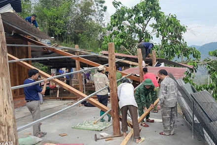 Các lực lượng trực giúp hộ dân ở xã Trung Lý khắc phục hậu quả dông lốc.