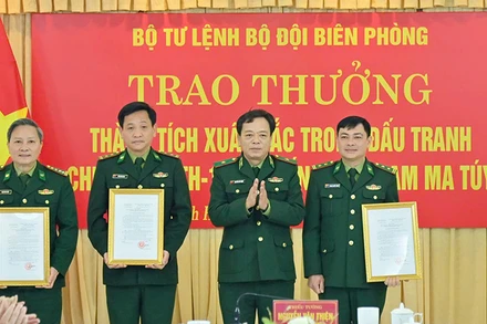 Bộ Tư lệnh Biên phòng trao thưởng cho các tập thể ở Thanh Hóa lập công xuất sắc.