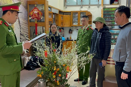 Cơ quan chức năng thi hành Lệnh khám xét nơi ở của đối tượng.