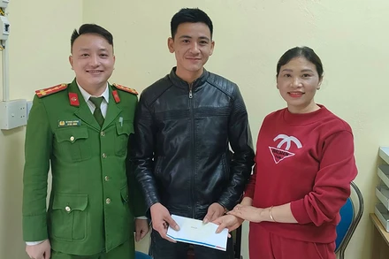 Công an tổ chức cho hai công dân giao, nhận lại tài sản.