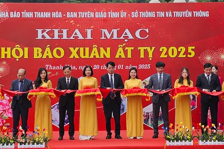 Các đại biểu cắt băng khai trương Hội báo Xuân.