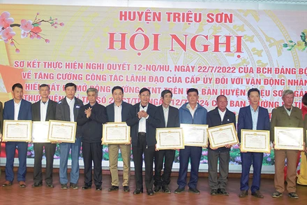 Lãnh đạo huyện Triệu Sơn trao tặng Giấy khen cho các tập thể.