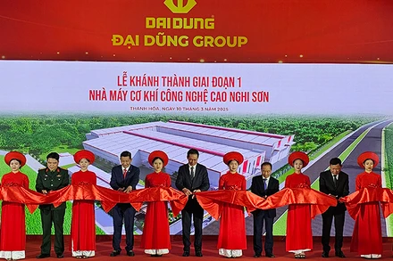 Các đại biểu cắt băng khánh thành, đưa nhà máy cơ khí công nghệ cao vào hoạt động.