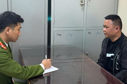 Công an xét hỏi đối tượng Nguyễn Viết Thông.