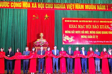 Các đại biểu cắt băng khai mạc Hội báo Xuân Ất Tỵ 2025.