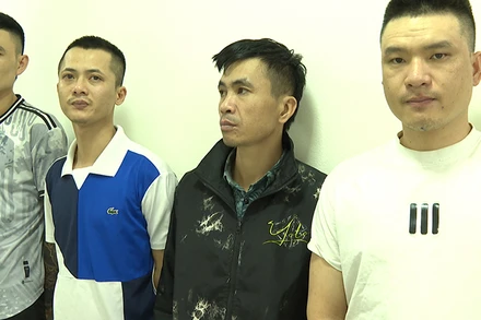 Bốn đối tượng mua, bán ma túy bị bắt giữ.