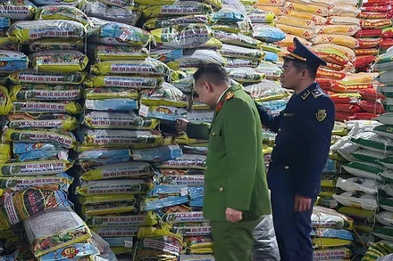 Lực lượng chức năng kiểm tra, phát hiện phân bón mang nhãn hiệu giả mạo.