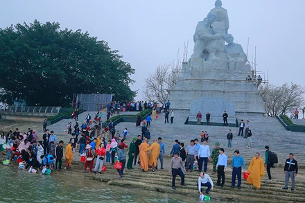 Các đại biểu và nhân dân thả cá giống xuống sông Mã.