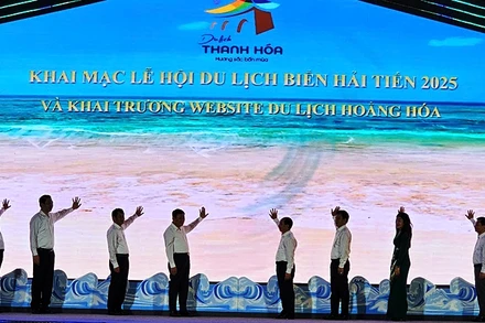 Các đại biểu khai trương website du lịch Hoằng Hóa.
