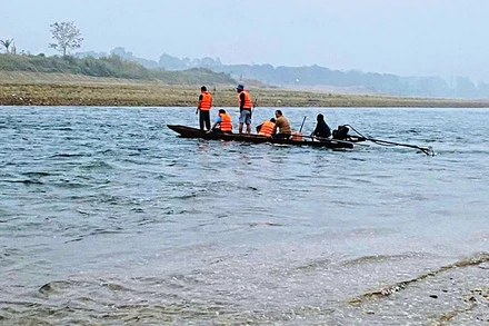 Lực lượng chức năng tìm kiếm nạn nhân mất tích trên sông Mã.